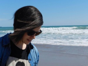 Rosana con gafas de sol junto al mar