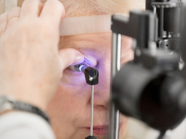 Mujer sometiéndose a una prueba ocular
