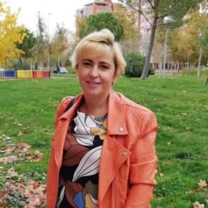 Paloma Ferreira, vocal de la AEA, posando en un parque