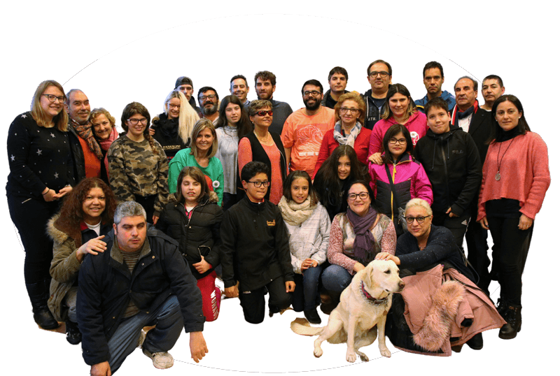 Foto grupal de un grupo de socios y socias de la Asociación Española de Aniridia