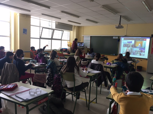 Proyector con trabajadoras sociales hablando sobre baja visión a Clase del colegio Nuestra Señora de Villar