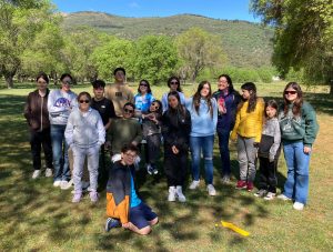 los socios con aniridia menores de 16 años y sus hermanos y hermanas posando en la dehesa del camping Escorial Natura
