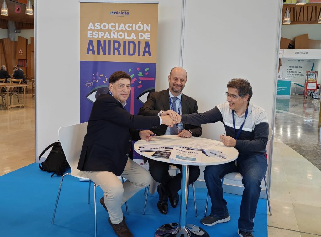 De izquierda a derecha: Pedro Tañá, Álvarez de Toledo y Alfonso Martínez. Están sentados en una mesa, el Dr. Tañá le estrecha la mano a Alfonso Martínez