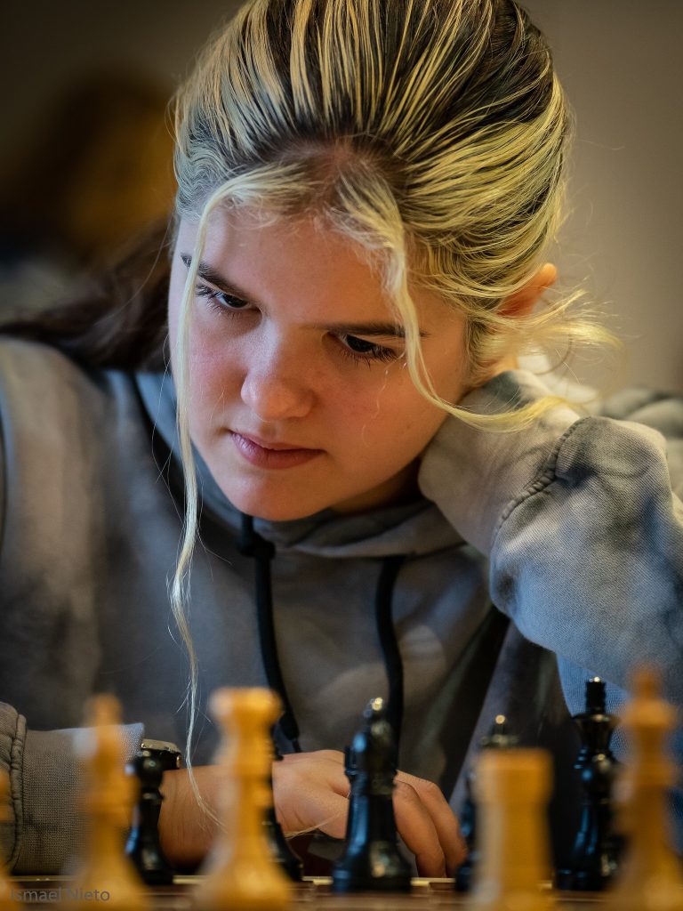 Iraida concentrada en una partida de ajedrez